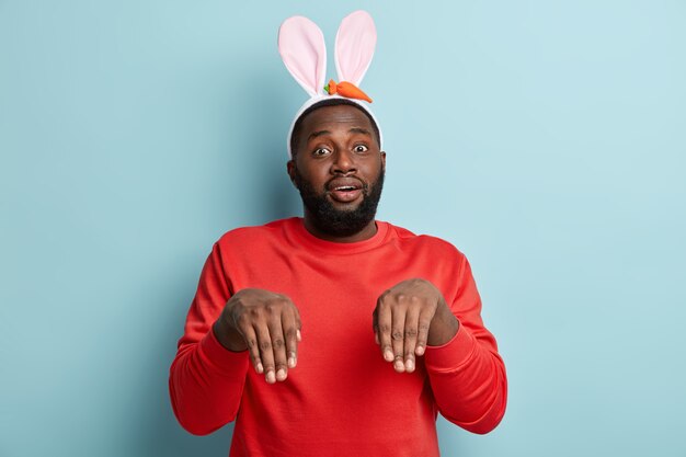 Uomo afroamericano con le orecchie del coniglietto di pasqua