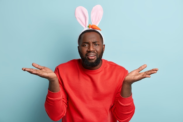 Free photo african american man with easter bunny ears