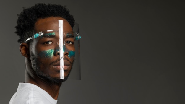 Free photo african american man with face painting and mask