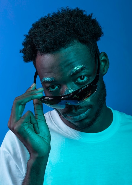 Free photo african american man with face painting wearing sunglasses