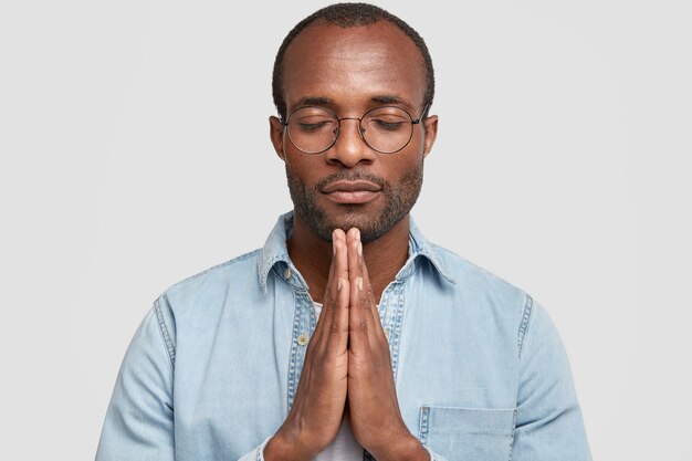 Афро-американский мужчина с круглыми очками и джинсовой рубашкой