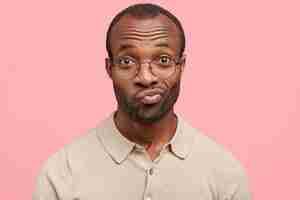 Free photo african-american man with round glasses