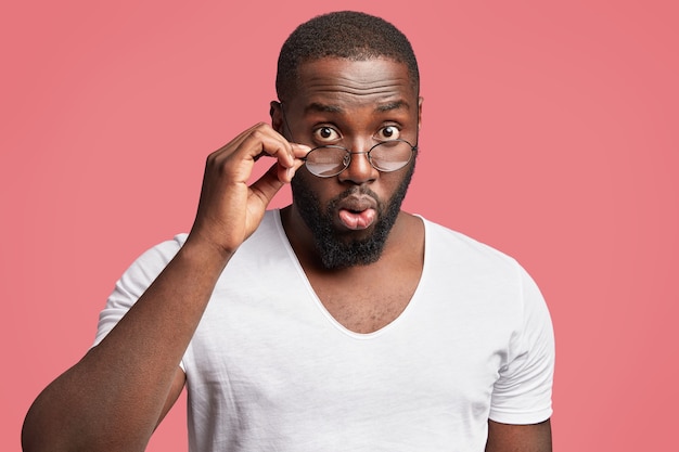 Free photo african-american man with round glasses