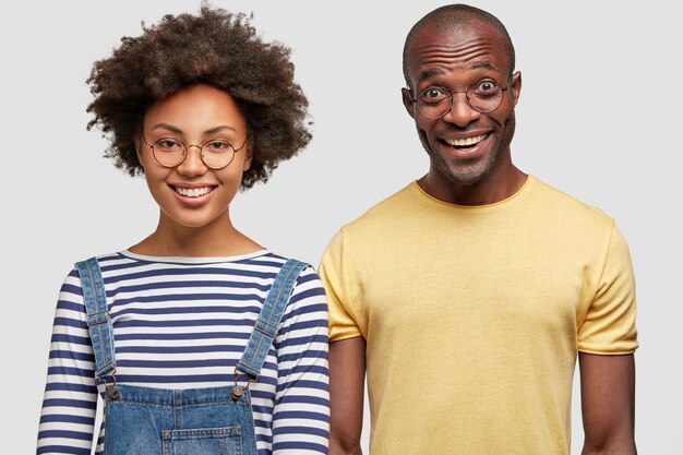 アフリカ系アメリカ人の男性と女性のポーズ