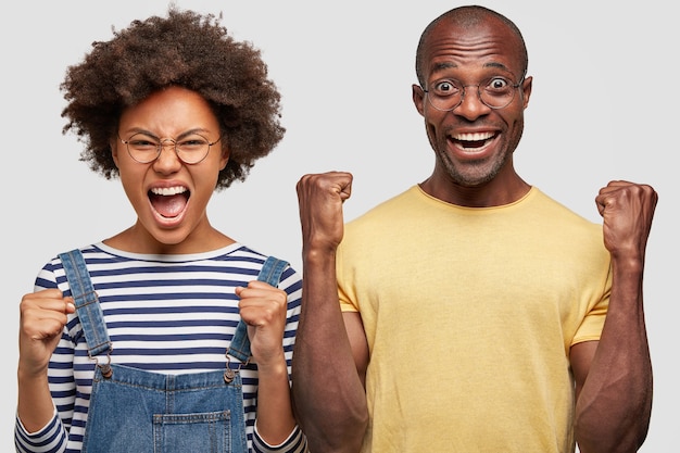 Uomo afroamericano e donna in posa