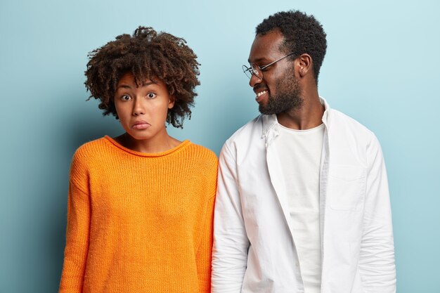 アフリカ系アメリカ人の男性と女性のポーズ