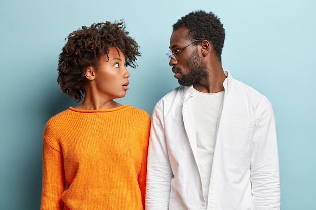 Uomo afroamericano e donna in posa