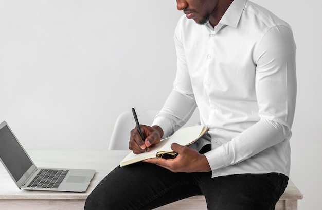 Foto gratuita vista frontale di scrittura dell'uomo afroamericano