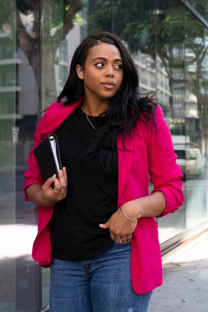 Oman afroamericano in blazer rosa elegante look casual da lavoro