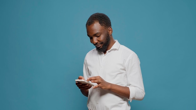 웹사이트에서 직업 정보를 검색하기 위해 현대적인 스마트폰으로 일하는 아프리카계 미국인. 소셜 미디어 앱 및 기술을 사용하여 휴대전화로 인터넷을 검색하는 경영진.