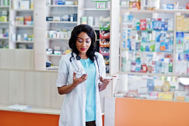 Foto gratuita farmacista afroamericano che lavora in farmacia presso la farmacia dell'ospedale sanità africana