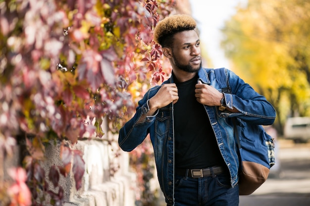 Foto gratuita studente afroamericano