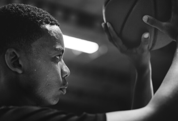 Афро-американский мальчик-подросток сосредоточился на игре в баскетбол