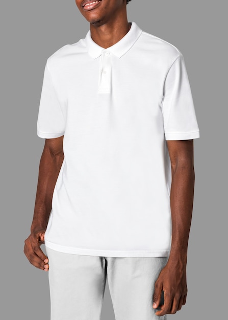 Афро-американский подросток в белой футболке-поло, съемка молодежной одежды