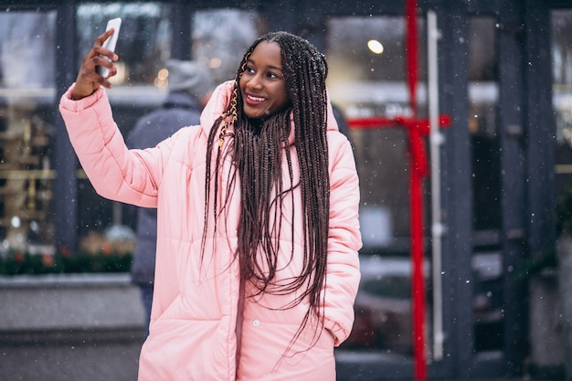Афро-американских женщина делает селфи на телефоне
