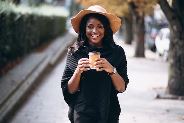 コーヒーを飲んで電話で話すアフリカ系アメリカ人女性