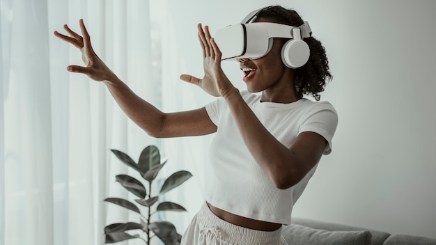 Free photo african american  woman experiencing vr simulation