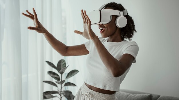 VR 시뮬레이션을 경험하는 아프리카 계 미국인 여성