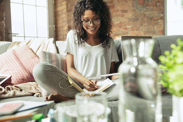 Free photo african american woman freelancer during the work in home office