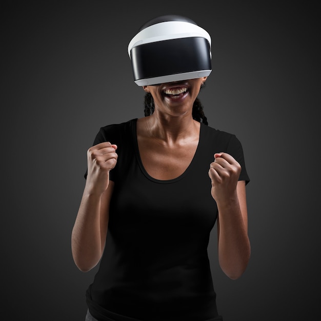 VR 헤드셋을 사용하여 가상 현실 경험을 가진 아프리카 계 미국인 여자