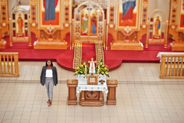 教会で祈るアフリカ系アメリカ人の女性信者は大聖堂と祈りの精神的な時間で瞑想します上からの眺め