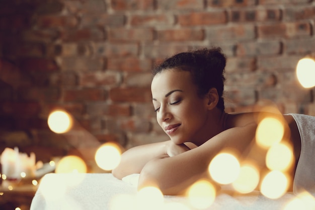 Foto gratuita donna afroamericana che riceve un massaggio rilassante presso la spa