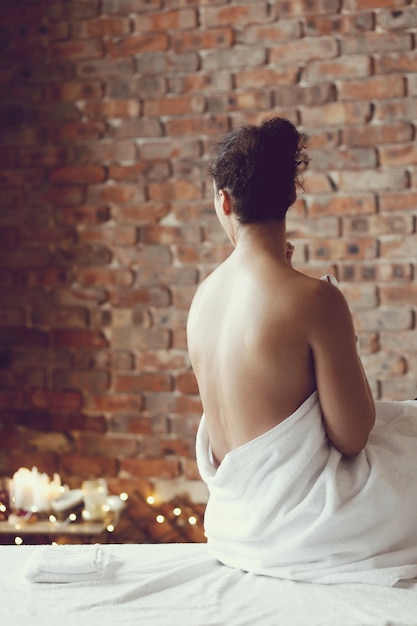 Free photo african american woman receiving a relaxing massage at the spa