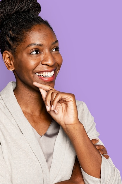 턱에 손을 대고 웃고 있는 아프리카계 미국인 여성
