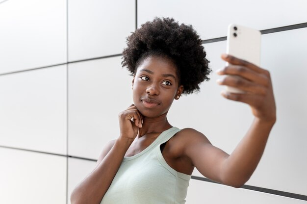 スマートフォンで自分撮りをしているアフリカ系アメリカ人の女性