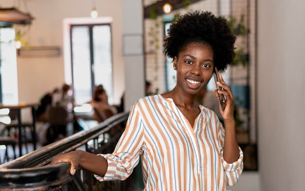 스마트폰으로 누군가와 이야기하는 아프리카계 미국인 여성