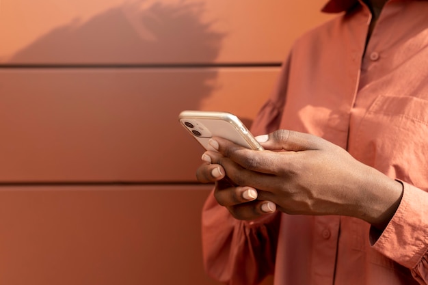 스마트폰으로 누군가에게 문자를 보내는 아프리카계 미국인 여성