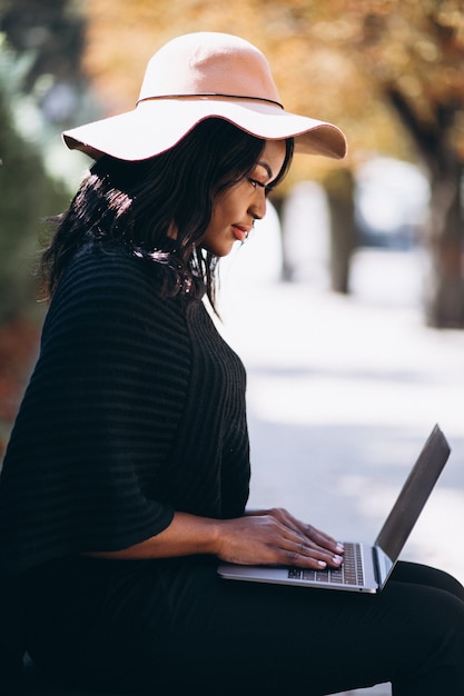 Donna afroamericana che scrive su un computer