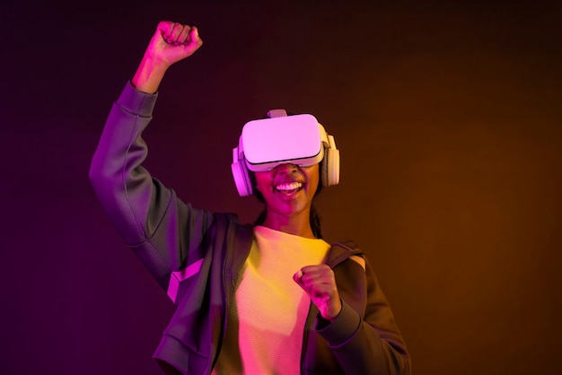Афро-американская женщина с помощью гаджета виртуальной реальности для развлечения