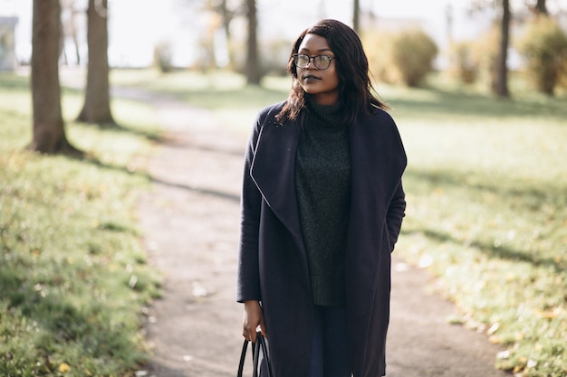 Foto gratuita donna afroamericana che cammina nel parco