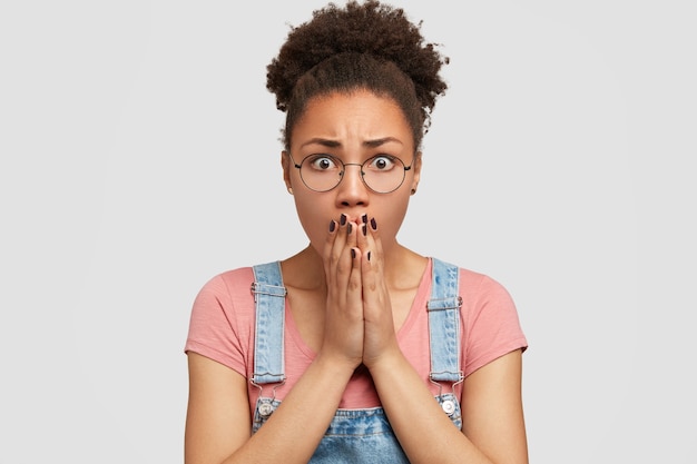 Free photo african-american woman wearing denim overalls