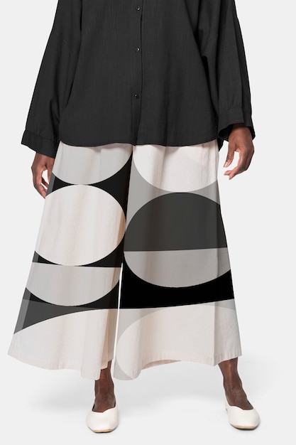 Free photo african american woman wearing geometric patterned culotte pants