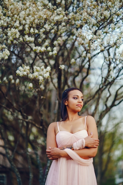 Афро-американская молодая девушка в парке на фоне красивой природы