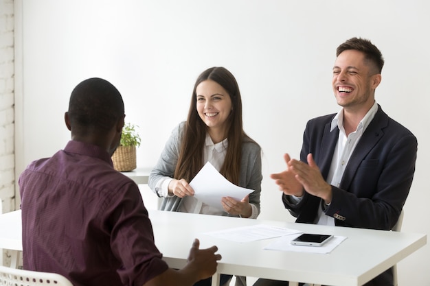 Foto gratuita il candidato africano fa ridere il colloquio di lavoro, buona impressione