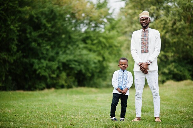 公園で伝統的な服を着た息子とアフリカの父