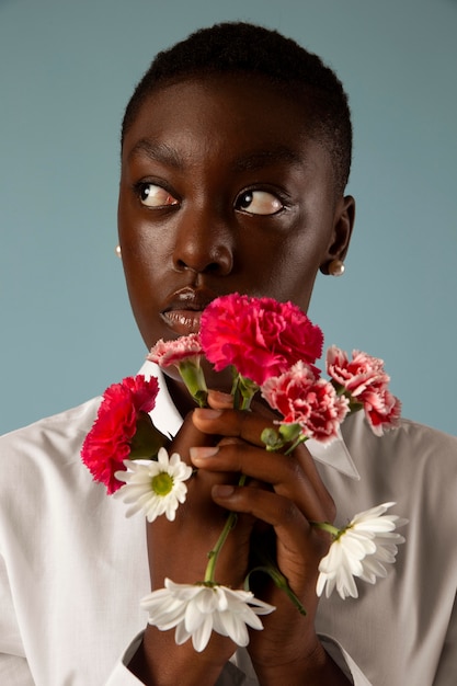 Foto gratuita persona fluida di genere africano in posa