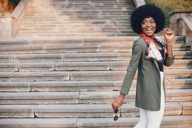 Ragazza africana in una città estiva