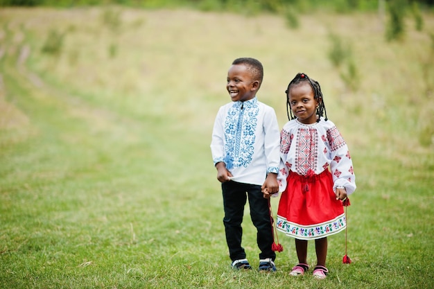 公園で伝統的な服を着たアフリカの子供たち