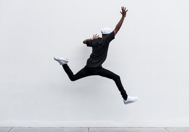 Африканский человек прыгает