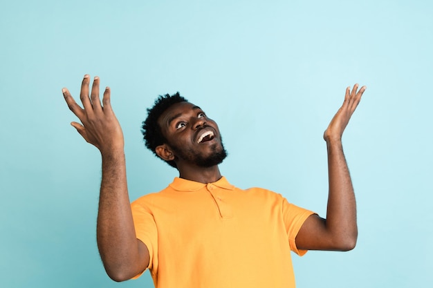 Free photo african man's portrait isolated over blue studio background with copyspace