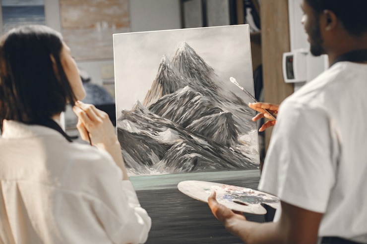 免費 Photo 非洲男子和一名女子在绘画课上在画<unk>上绘画.