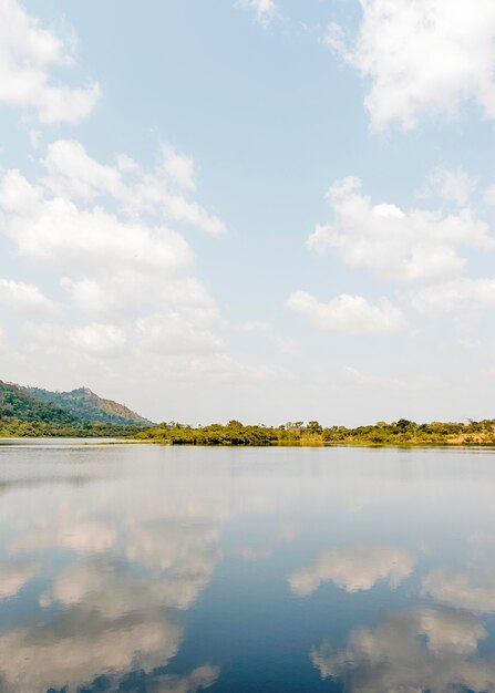 Вид на африканскую природу с озером