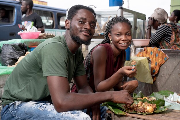아프리카 사람들이 길거리 음식을 받고