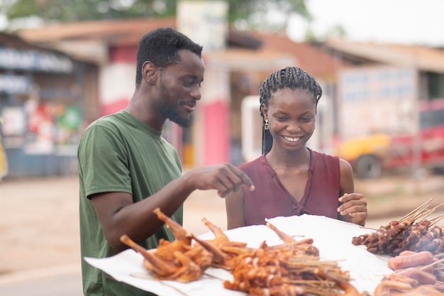 Foto gratuita gli africani prendono del cibo da strada