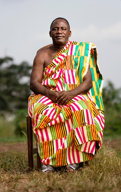 Free photo african senior man with traditional clothes