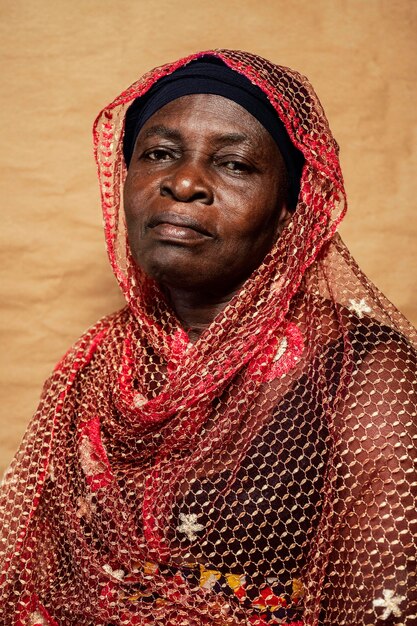 伝統的な服を着たアフリカの年配の女性